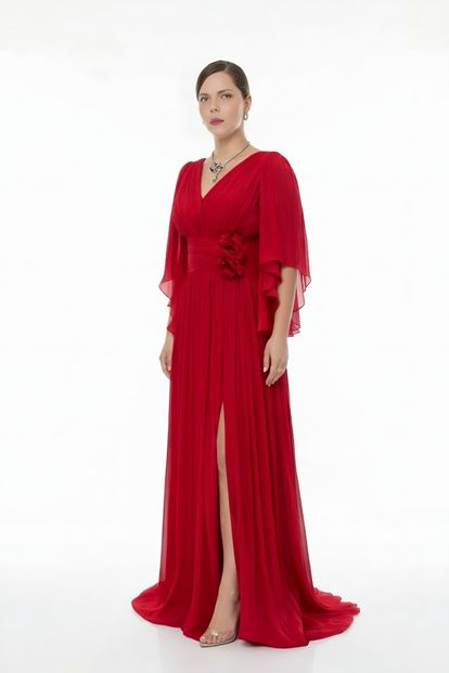 فستان سهرة أحمر بياقة على شكل حرف V ومقاسات كبيرة، مكشكش ومزين بتفاصيل عند الخصر